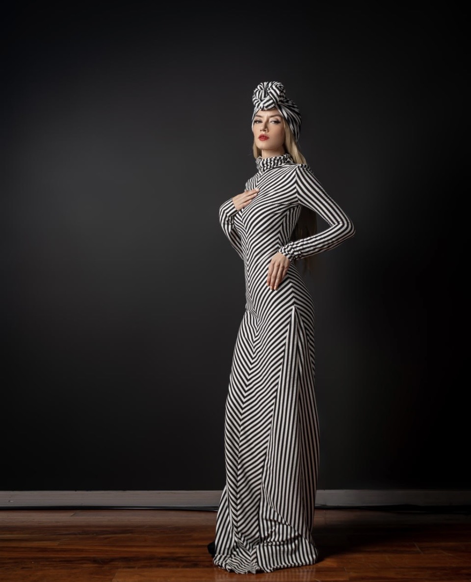 Vestido Ajaná — Vestido de gala, mangas largas, cuello alto, estampado de efecto óptico.